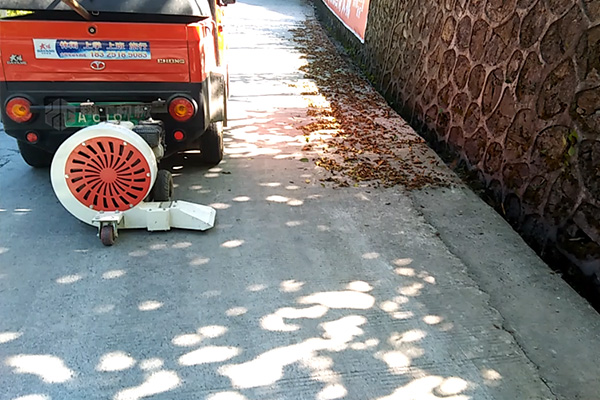 路麵吹風（fēng）機落葉吹掃（sǎo），這波操作（zuò）很（hěn）穩